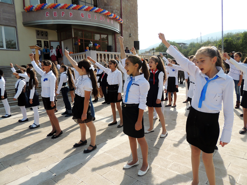 Дети танцуют и поют песню Дети танцуют и поют песню