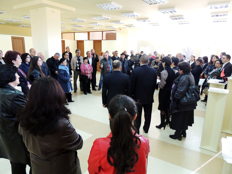 Участники конкурса и посетители слушают комиссию. Участники конкурса и посетители слушают комиссию.