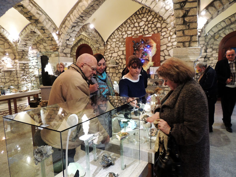 В геологическом музее г.Шуши. На переднем плане Ким Бакши и Лилия Баласанян.