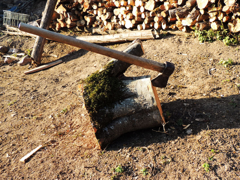 Зарисовка. Топор и пенёк. с.Ванк. Зарисовка. Топор и пенёк. с.Ванк.