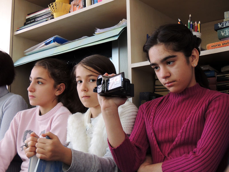 Подружки, справа налево; Тома, Диана и Юля.