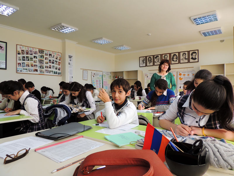 Урок геометрии в 8 классе проводит педагог Аванесян Нина.