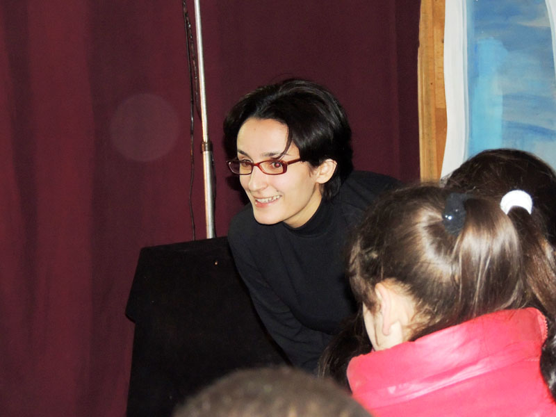 Спектакль начался. Ани Капланян, автор идеи, она же и выступает на сцене.