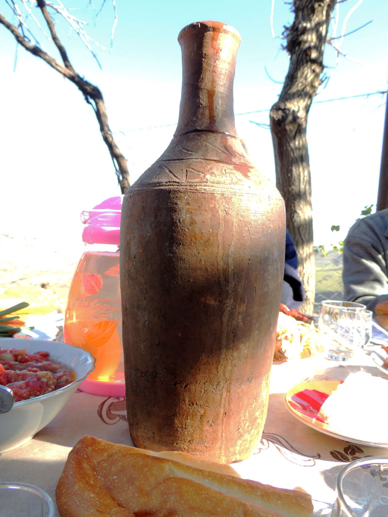 В кувшине домашняя тутовая водка.