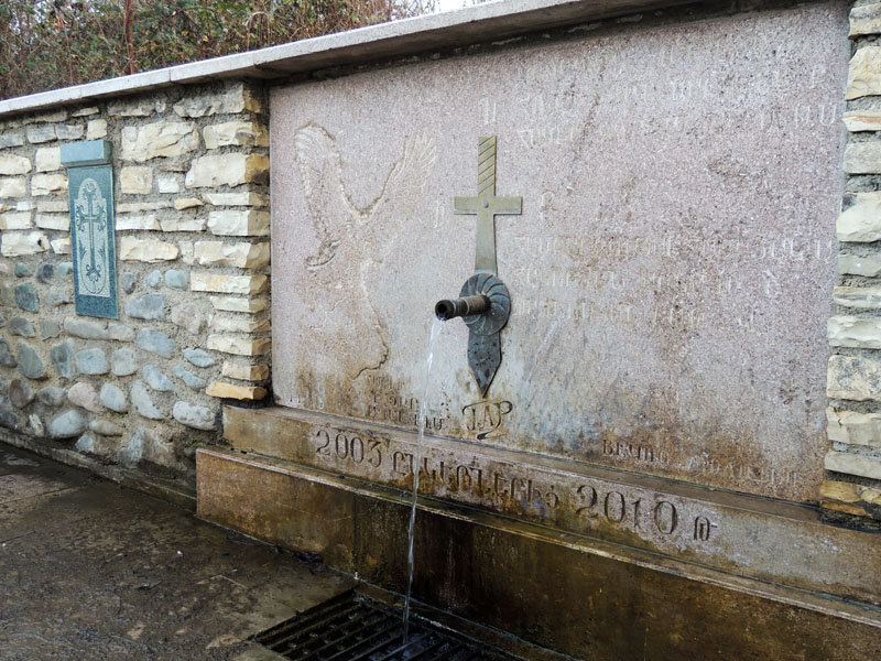 Один из памятников-родников в честь погибших в карабахской войне.