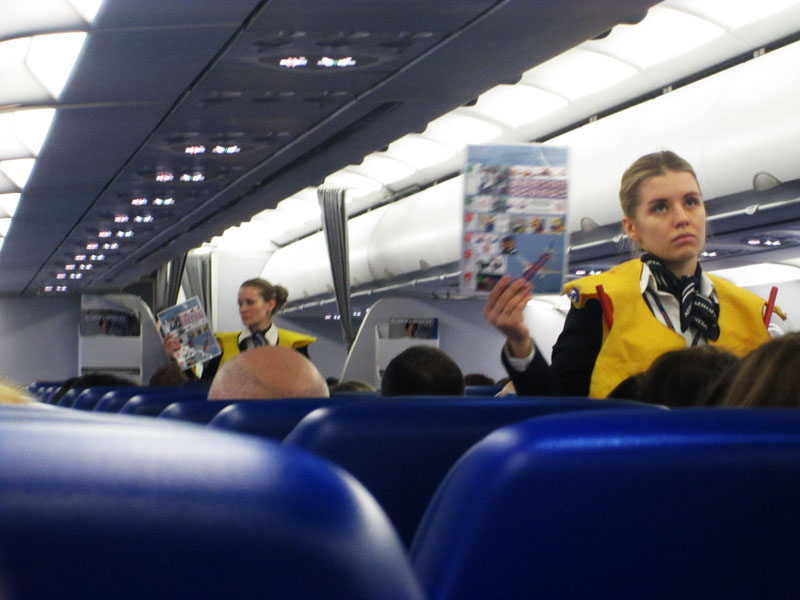 Однообразная работа стюардесс. Рейс Шереметьево - Хитроу.