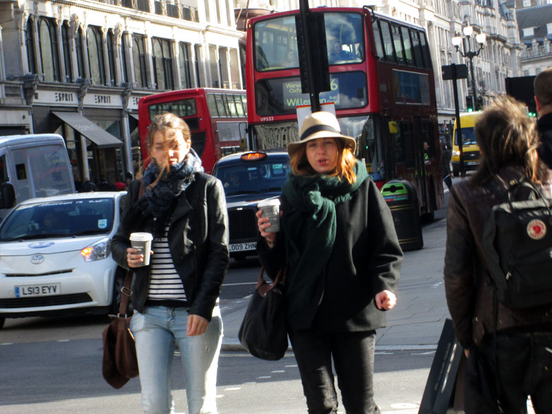 На ходу можно и кофе попить, и посудачить...