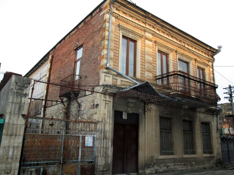 Этому дому больше 100 лет (улица, на котором находится наша гостиница).