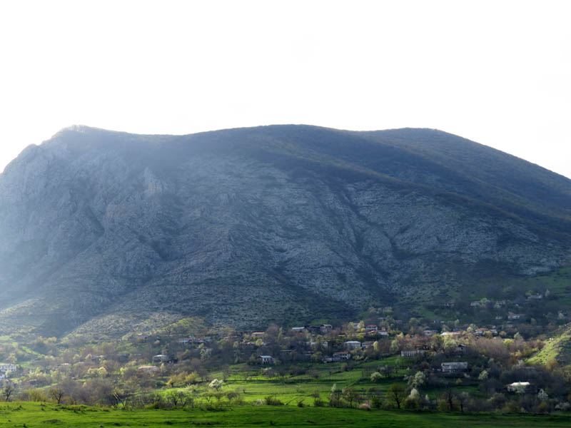 Под горой с. Тог Гадрутского района.