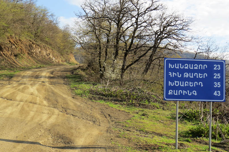 Просёлочная горная дорога с указателем.