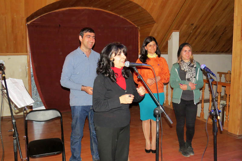 Директор Центра  Джульетта Арустамян благодарит за организацию очень интересного концерта.