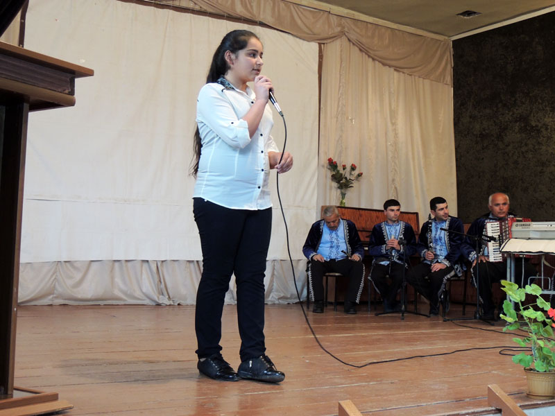 Мелине Аванесян читает стихи Шираза  Об армянском горе расскажут камни.