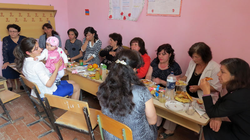 По окночании мероприятия в одном из классов был накрыт 