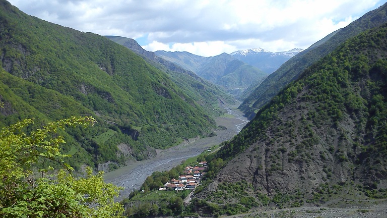 Ущелье и дорога к последнему азербайджанскому селу Сарыбаш Ущелье и дорога к последнему азербайджанскому селу Сарыбаш