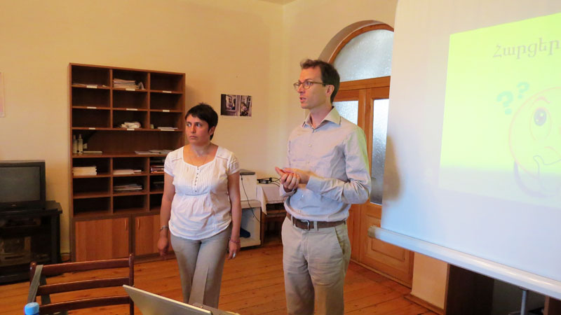 Томас Халье, глава миссии МККК в Нагорном Карабахе отвечает на вопросы присутствующих.j Томас Халье, глава миссии МККК в Нагорном Карабахе отвечает на вопросы присутствующих.j