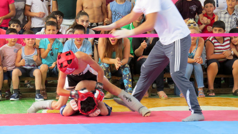 Борятся Левон Григорян и Карен Саркисян, вес до 32 кг.