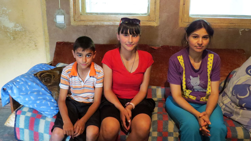 Анжела со своими детьми - Эжвардом и Аревик.