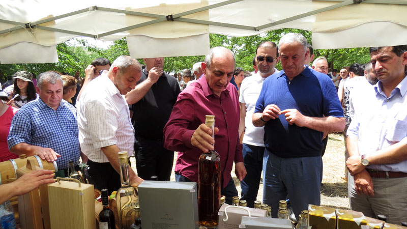 Бако Саакян осматривает продукцию Бако Саакян осматривает продукцию