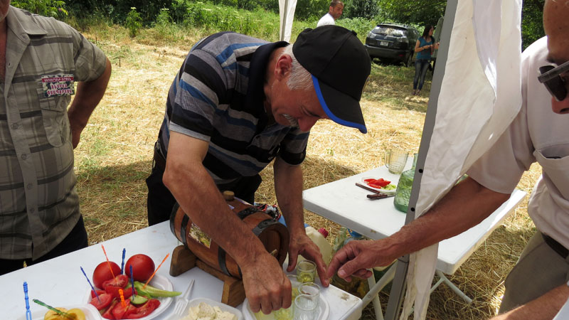 Григорий разливает нам Сарушенской тутовки. Григорий разливает нам Сарушенской тутовки.
