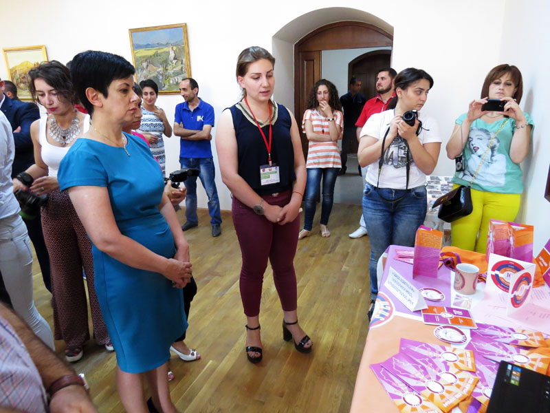 Ани Вирабян представляет работу молодёжного крыла партии Свободный Арцах. Степанакерт.