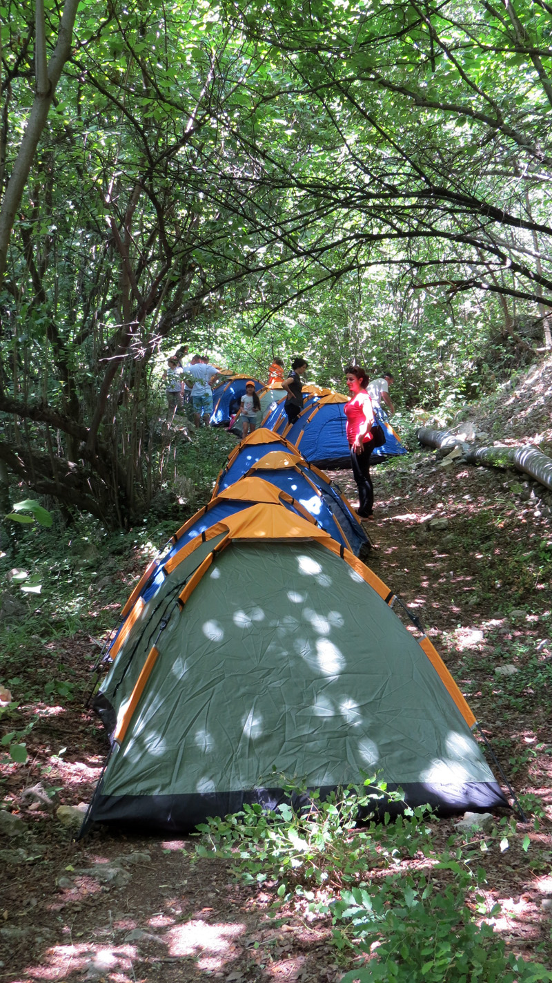 Вереница уже утановленных палаток. Вереница уже утановленных палаток.