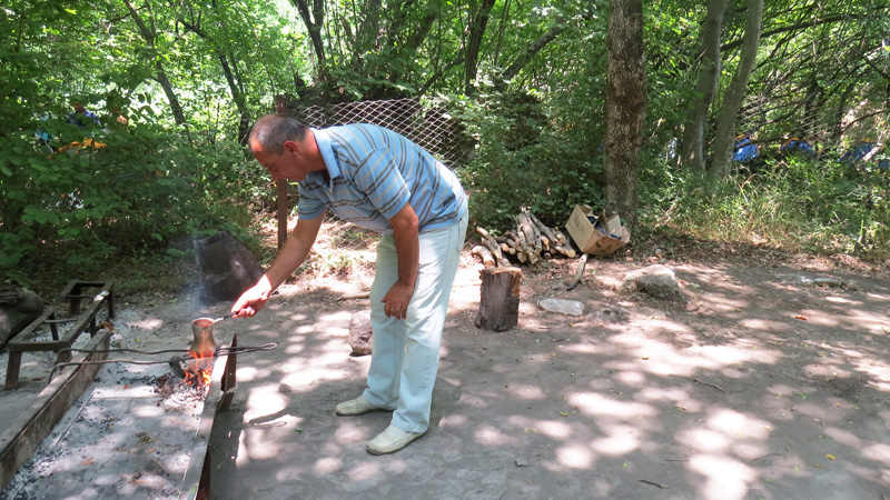 Гиро готовит кофе. Гиро готовит кофе.