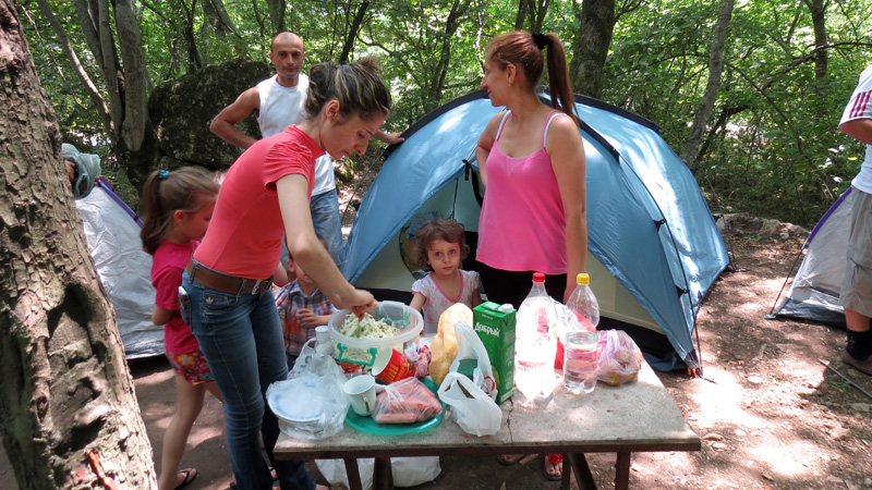 Мамаша готовит салатик. Мамаша готовит салатик.