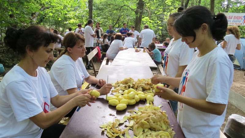 Девушки чистят картошку Девушки чистят картошку