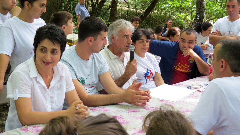  Аслан Григорян объясняет правила проведения соревнования.