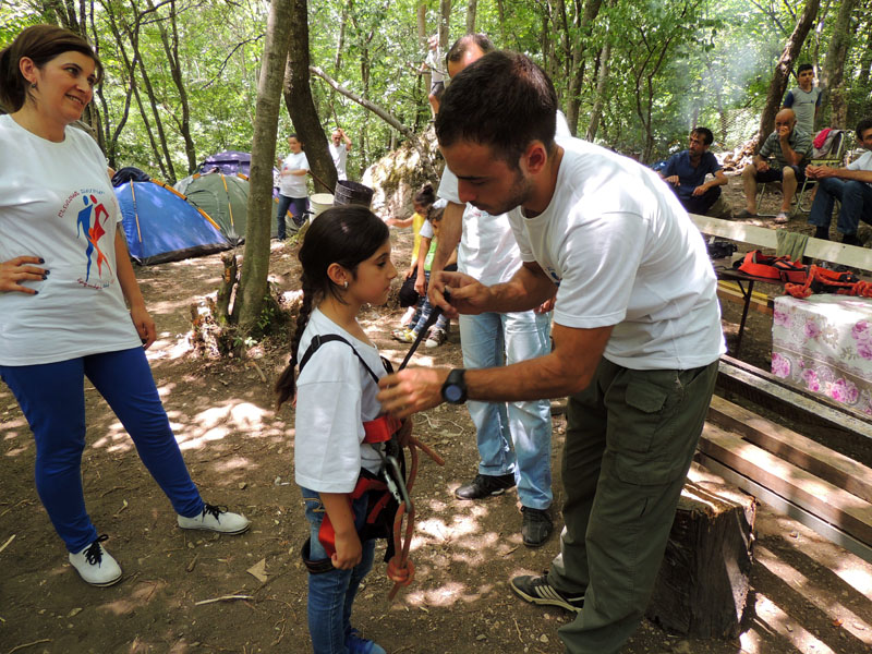 Азат проверяет экипировку. Азат проверяет экипировку.
