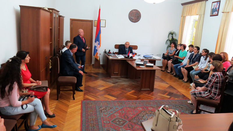 Главный специалист русского языка министерства просвещения НКР Рубен Осипов объявляет победителей.