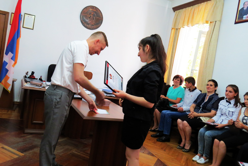 Награждение Эрики Атаян, ученицы Гадрутской средней школы.