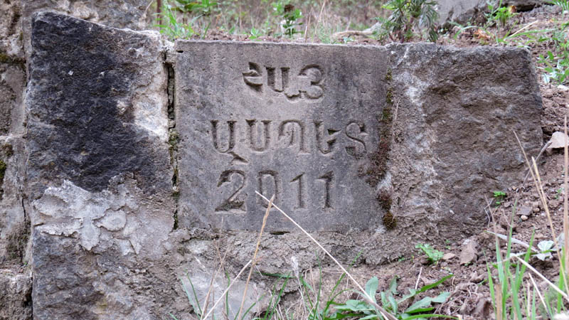 &laquo;Армянский рыцарь&raquo;- надпись возле памятника Тевану Степаняну