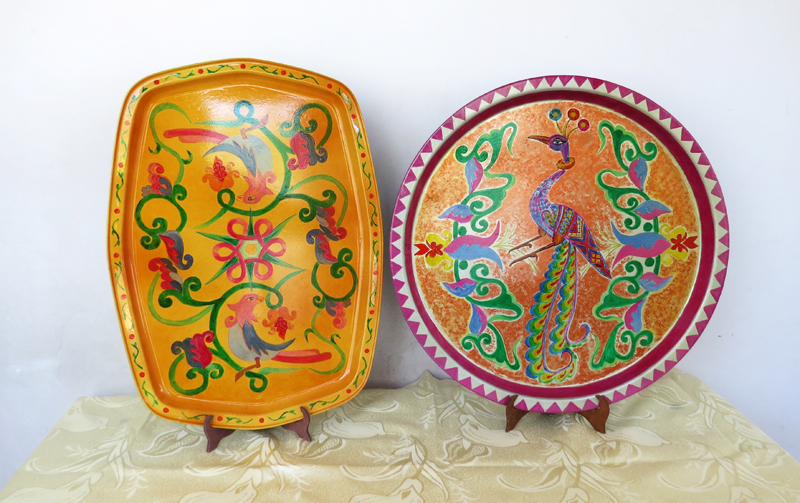 Левая работа &ndash; из армянских сказок, в середине автор добавила знак вечности. Правая &ndash; взята из армянских монускриптов.