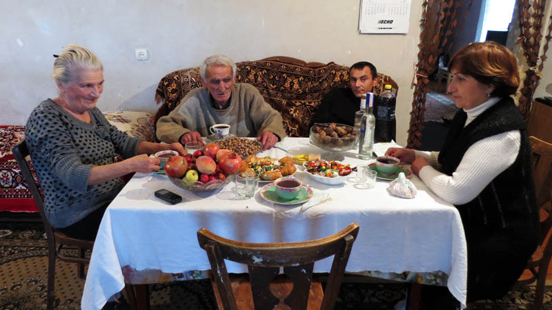 Розалия Самсоновна (крайняя слева), хозяйка дома, угощает нас...