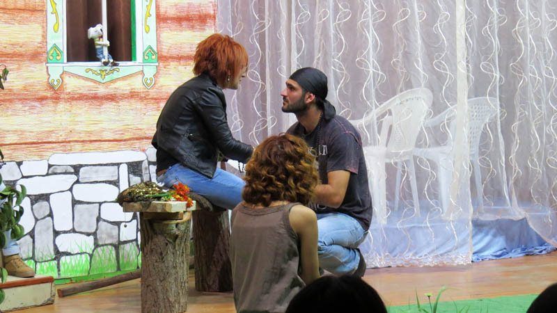 Сцена из спектакля &laquo;Не закрывайте сердцу рот&raquo;.