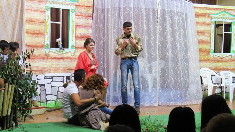 Сцена из спектакля &laquo;Не закрывайте сердцу рот&raquo;. 