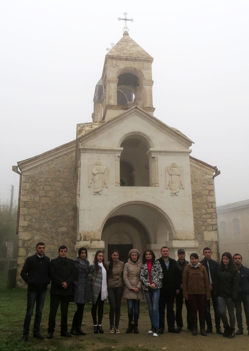 Коллективное фото рядом с церковью. г.Мартакерт.