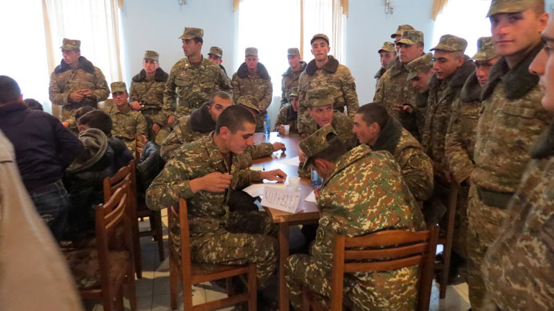 Одна из команд состояла из военнослужащих. Думают над заданием.