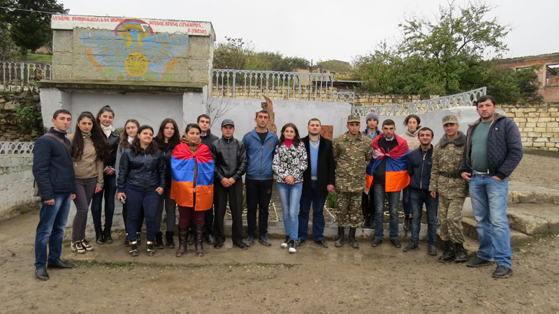  На территории войсковой части. Фотография на память.