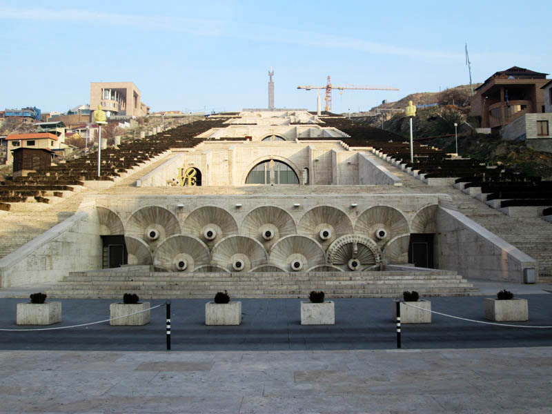 Каскад. На каждой террасе из многочисленных трубок льется вода.