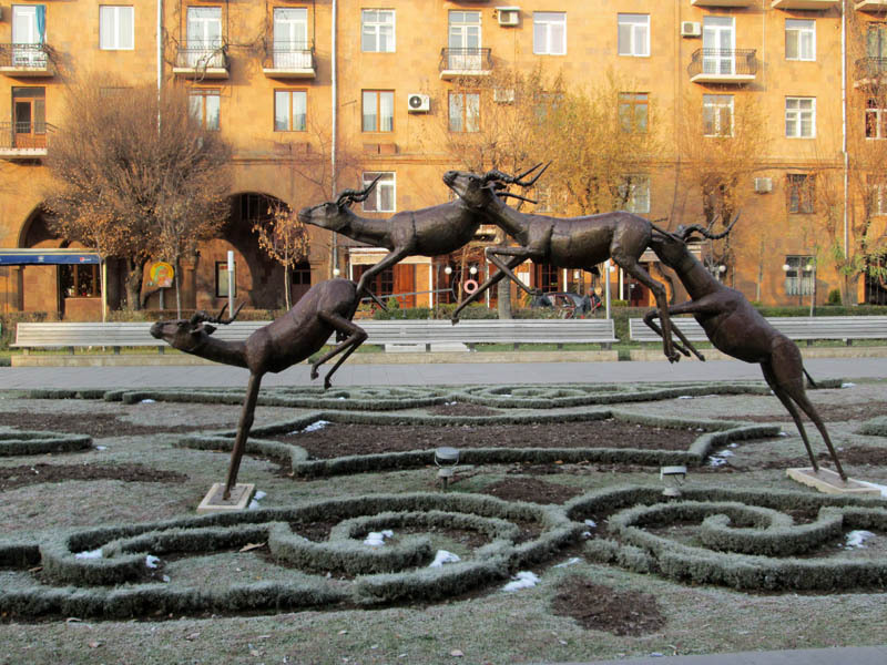 Работа британца Сараджа Гуха  Антилопы в прыжке.