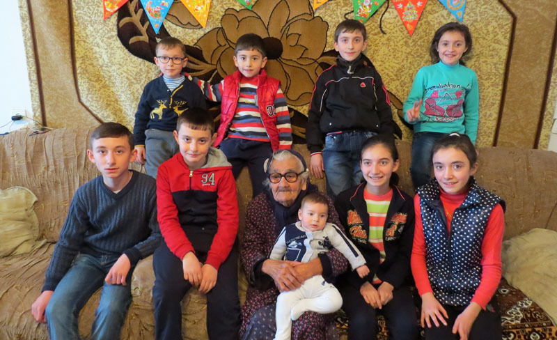 У бабушки Раи 11 внуков и 22 правнука. Последнего правнука назвали Хореном и на днях ждут 23-го. На фото Бабушка Рая с внуками Ярослава и Эллы.