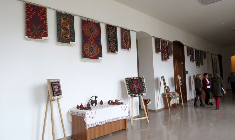 Одна из стен, где выставлены работы победителей конкурса (см. текст в теле поста). Одна из стен, где выставлены работы победителей конкурса (см. текст в теле поста).