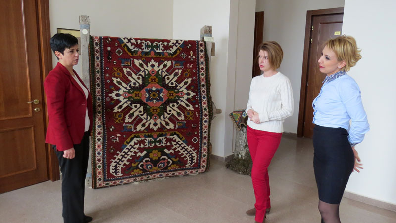 Министр Нарине Агабалян (крайняя слева) с корреспондентом первого канала (Армения), журналистом Мери Давтян и пресс-секретарём министерства культуры НКР Цовинаром Бархударян рядом со старинным ковром. Министр Нарине Агабалян (крайняя слева) с корреспондентом первого канала (Армения), журналистом Мери Давтян и пресс-секретарём министерства культуры НКР Цовинаром Бархударян рядом со старинным ковром.