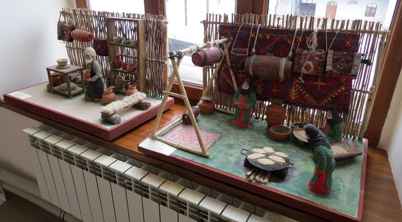 Сцена из жизни карабахских крестьян. Изготавливают гончарные изделия и пекут хлеб. Сцена из жизни карабахских крестьян. Изготавливают гончарные изделия и пекут хлеб.