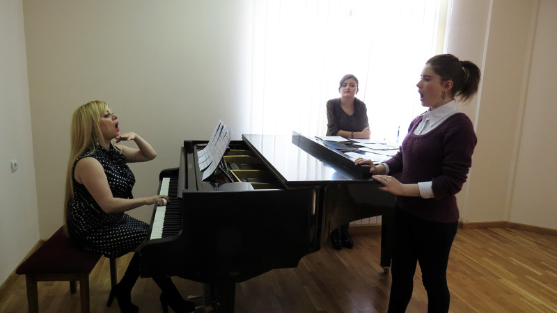 Нана  Фарашян проводит урок с Миленой Бегларян. Разбирают Pie Jesu-Requiem-Gabriel Faure.