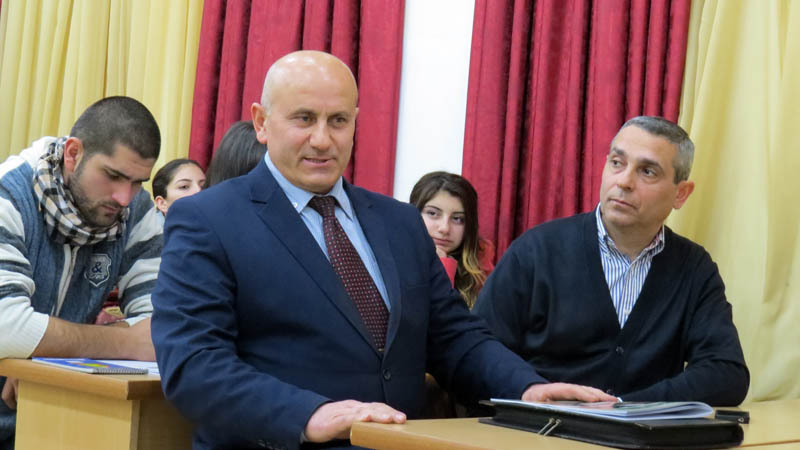 Своим мнеием делится прподаватель университета Гегам Микаелян.