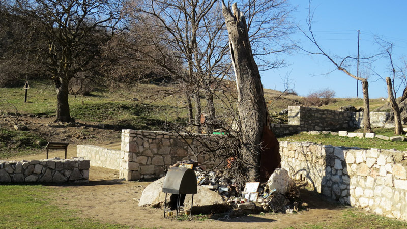   Место, где совершают жертвоприношение. с.Карашен Аскеранского района.