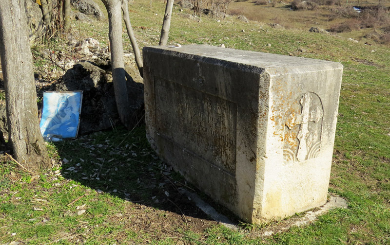 Старинный могильный камень около места жертвоприношения. с.Карашен Аскеранского района.